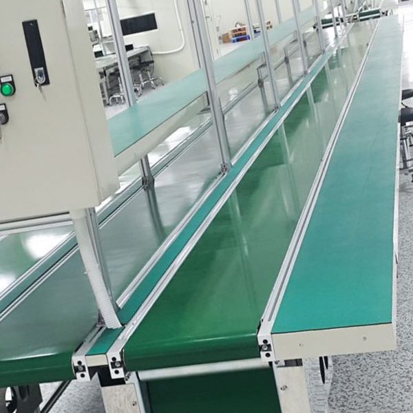 Băng tải có bàn thao tác hai bên là gì?