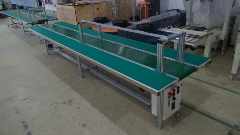 Băng tải có bàn thao tác hai bên là gì?