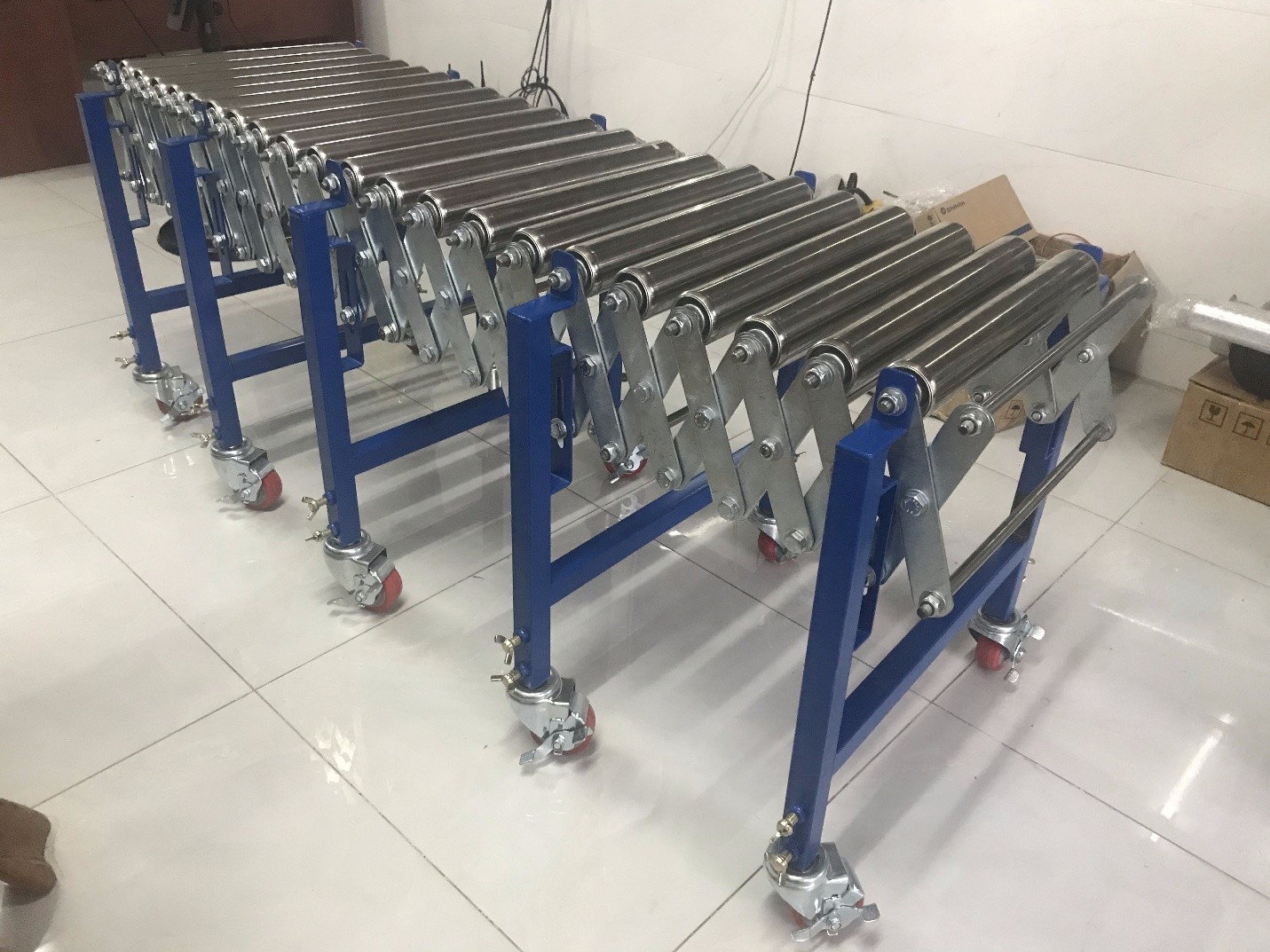 Ưu điểm nổi bật của băng tải con lăn xếp linh hoạt trong kho vận hiện đại