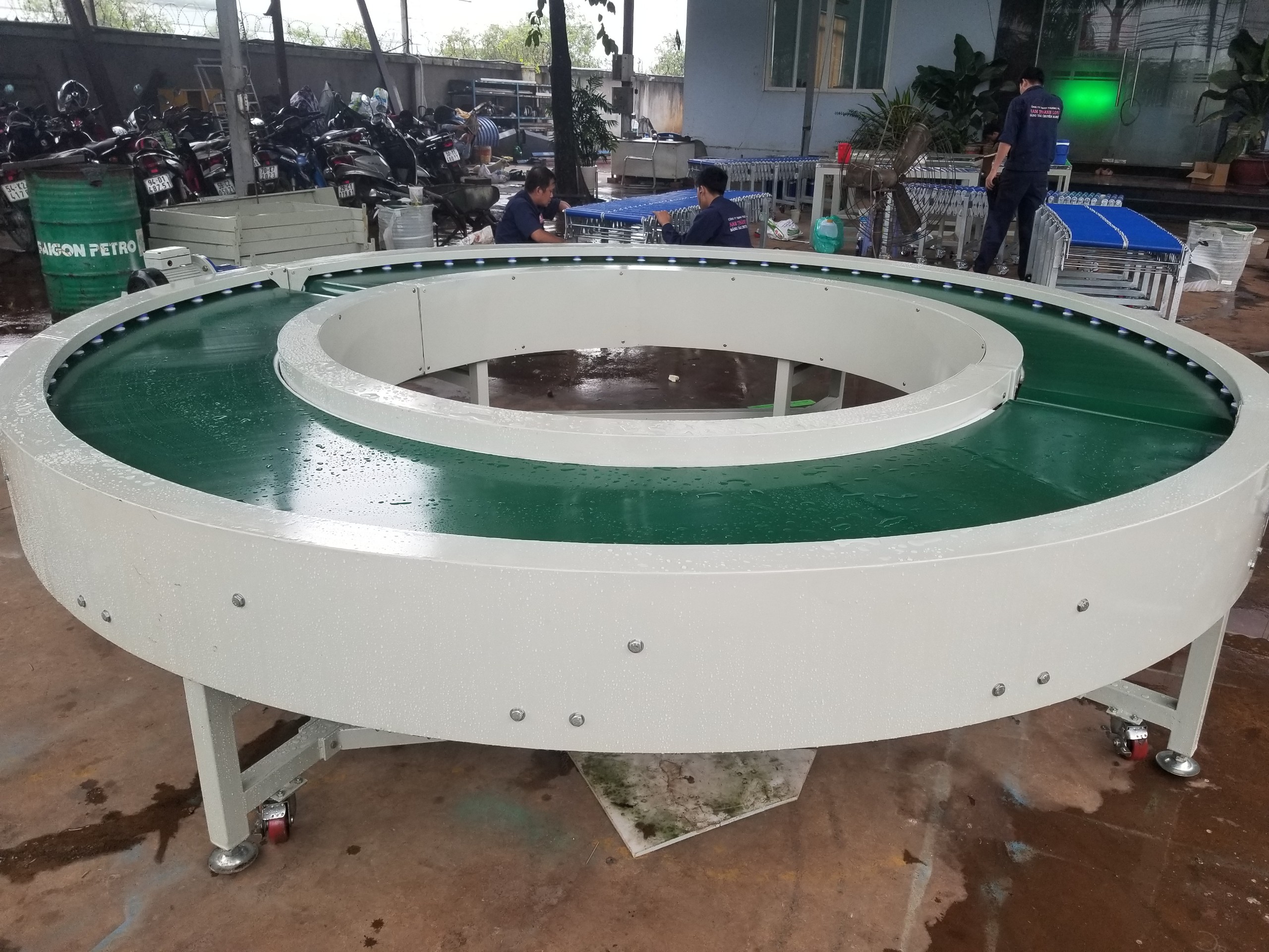 Ưu điểm nổi bật của băng tải cong 180 độ trong ngành công nghiệp