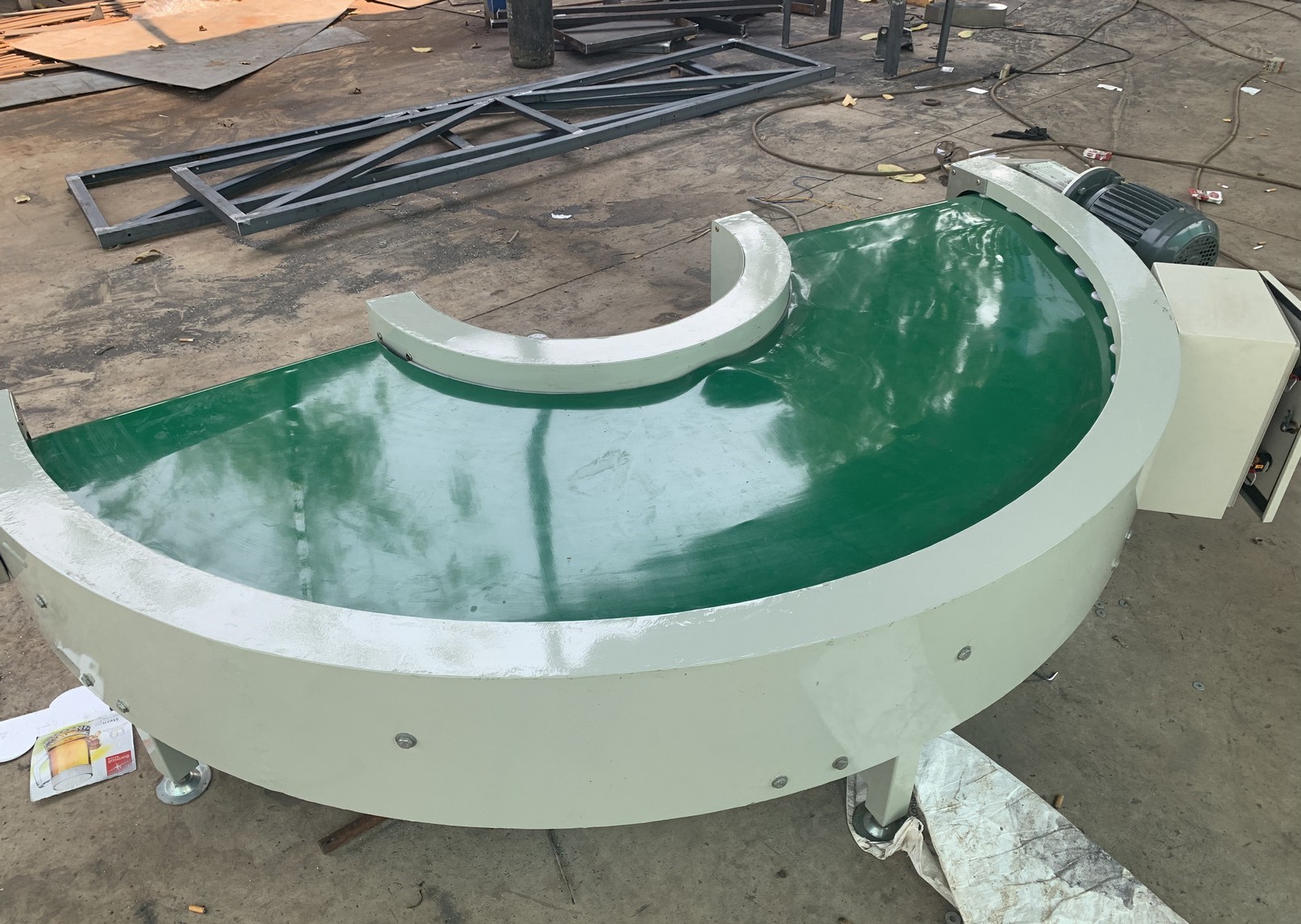 Băng tải cong 180 độ là gì? công dụng và ứng dụng trong sản xuất