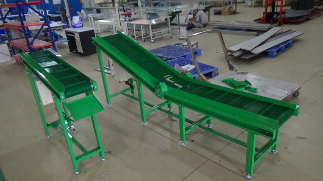 Ứng dụng của băng tải nghiêng trong sản xuất công nghiệp hiện đại