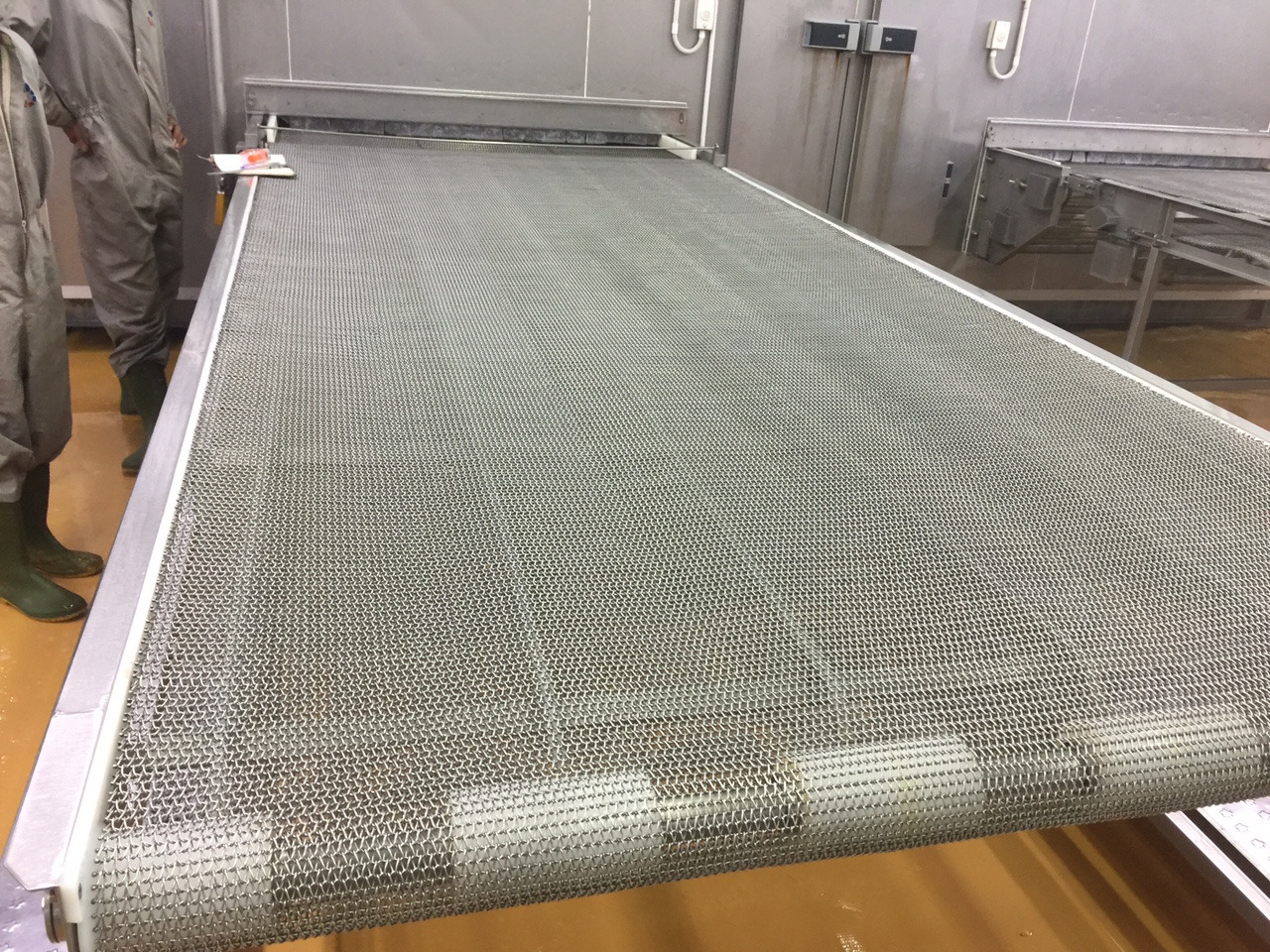 Đặc điểm và công dụng của băng tải lưới inox