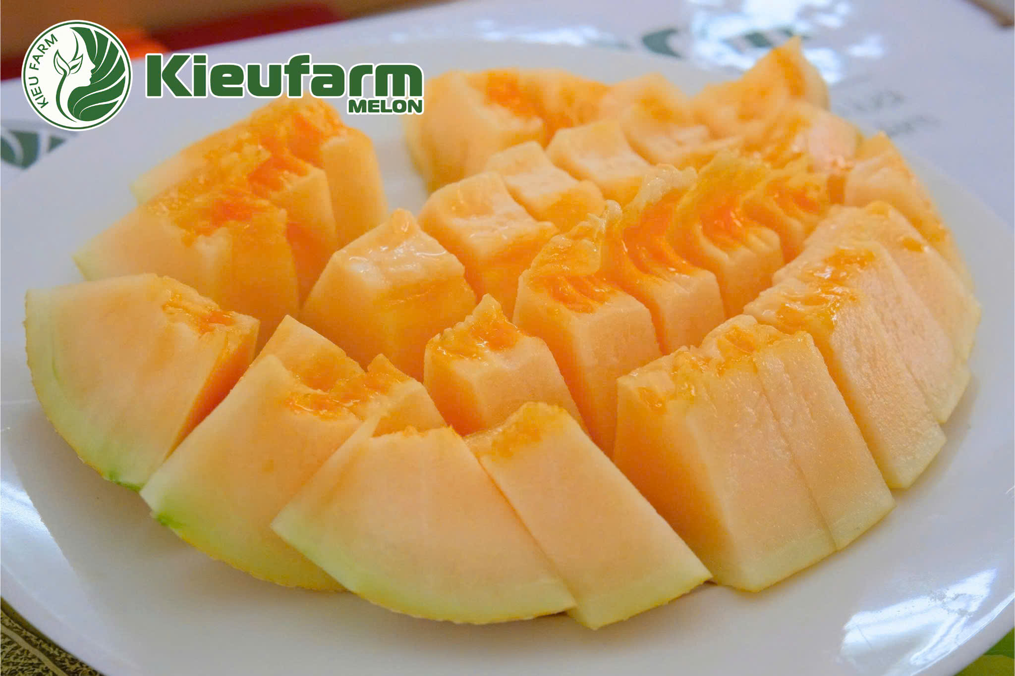 Khách hàng trải nghiệm trực tiếp hương vị dưa lưới là một trong những hình thức marketing hiệu quả tối đa nhất.