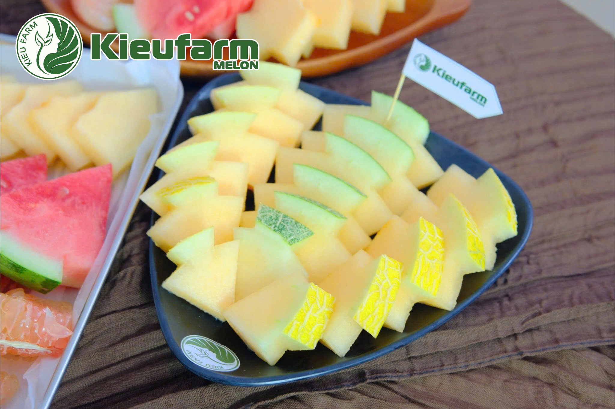 Dưa lưới nên chọn quả đạt độ chín vừa, vỏ hơi vàng, mùi thơm nhẹ và cầm chắc tay.