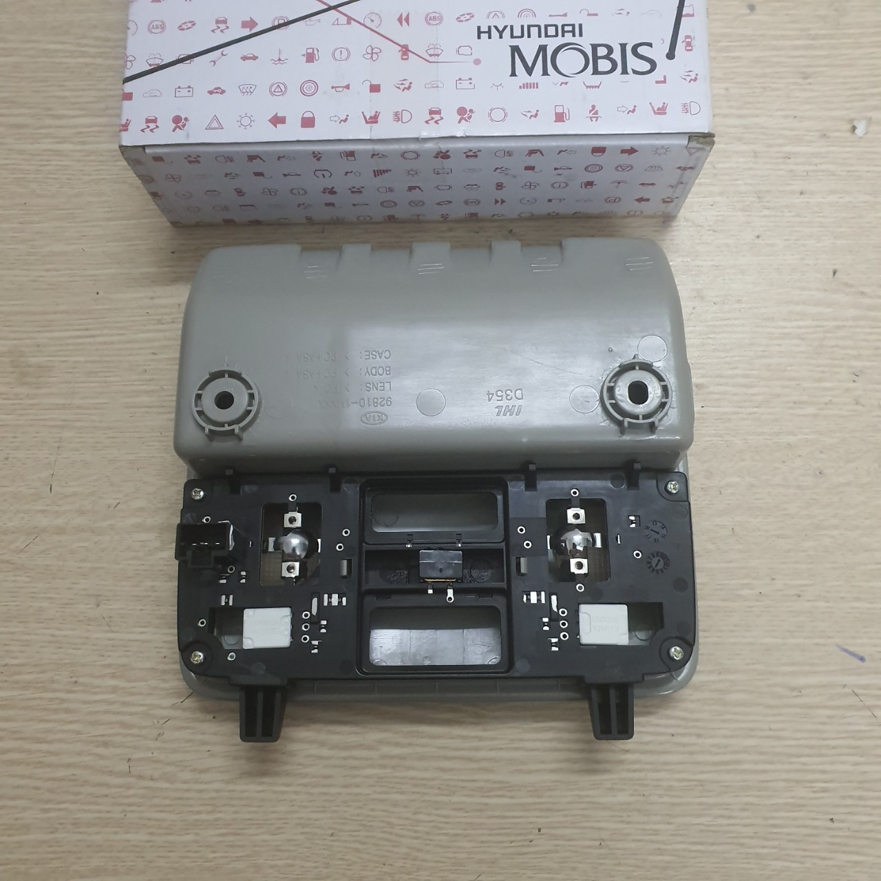 Công tắc đèn trần Kia Forte 928101M0008O