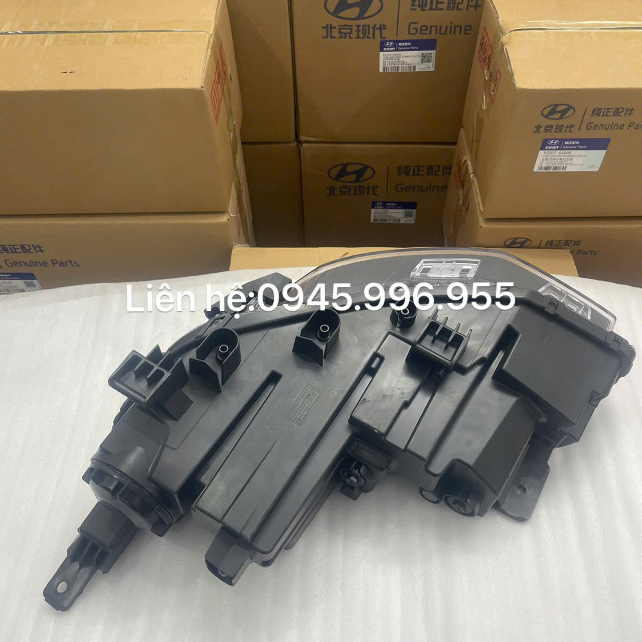 Đèn pha phải Hyundai Custin 92102O3000