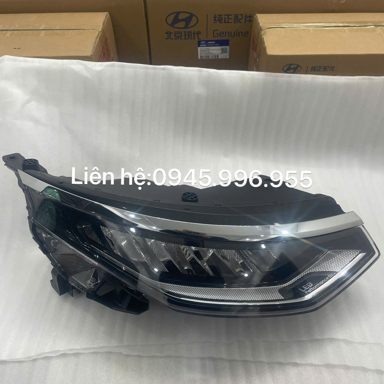 Đèn pha phải Hyundai Custin 92102O3000