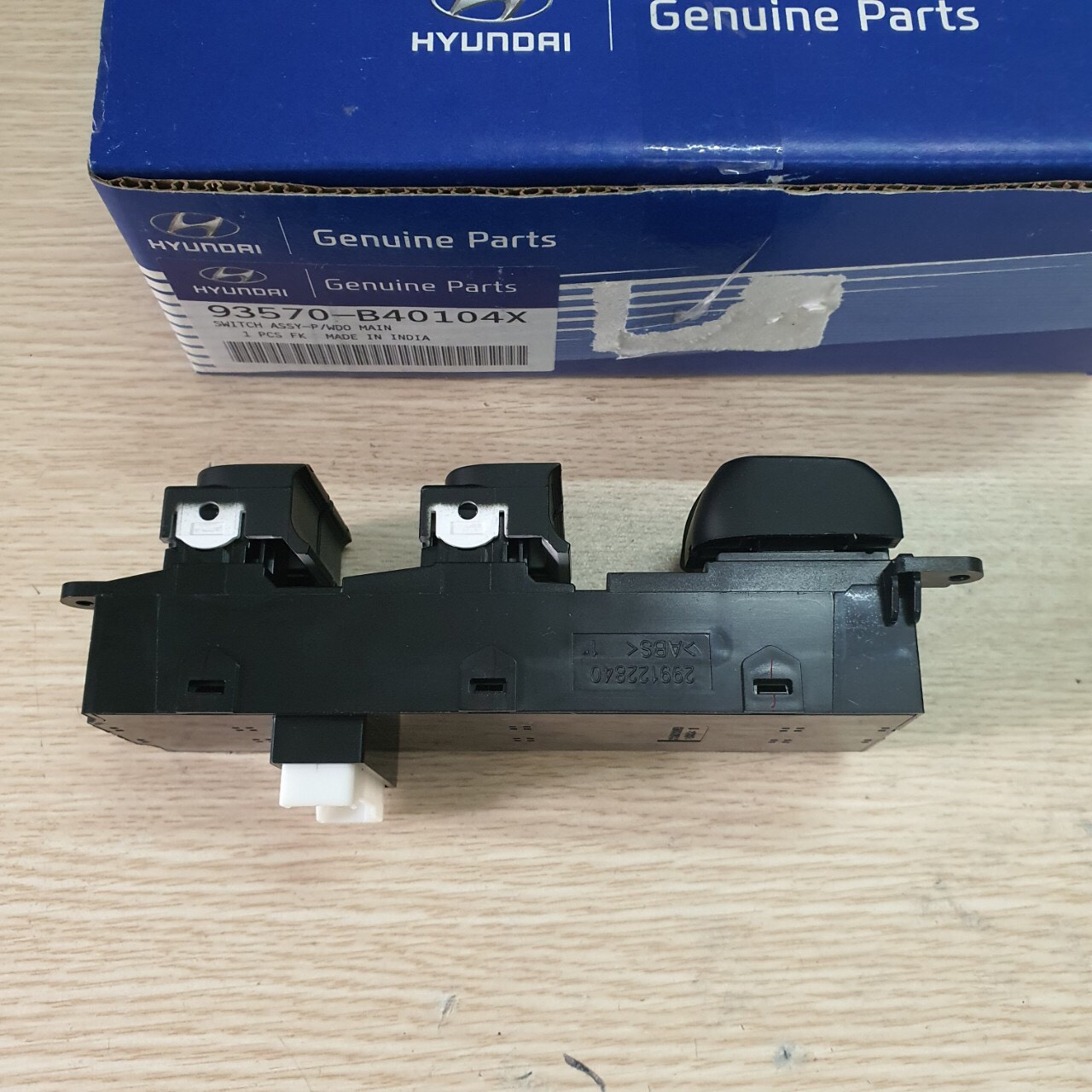 Công tắc nên xuống kính tổng Hyundai I10 Grand 93570B40104X