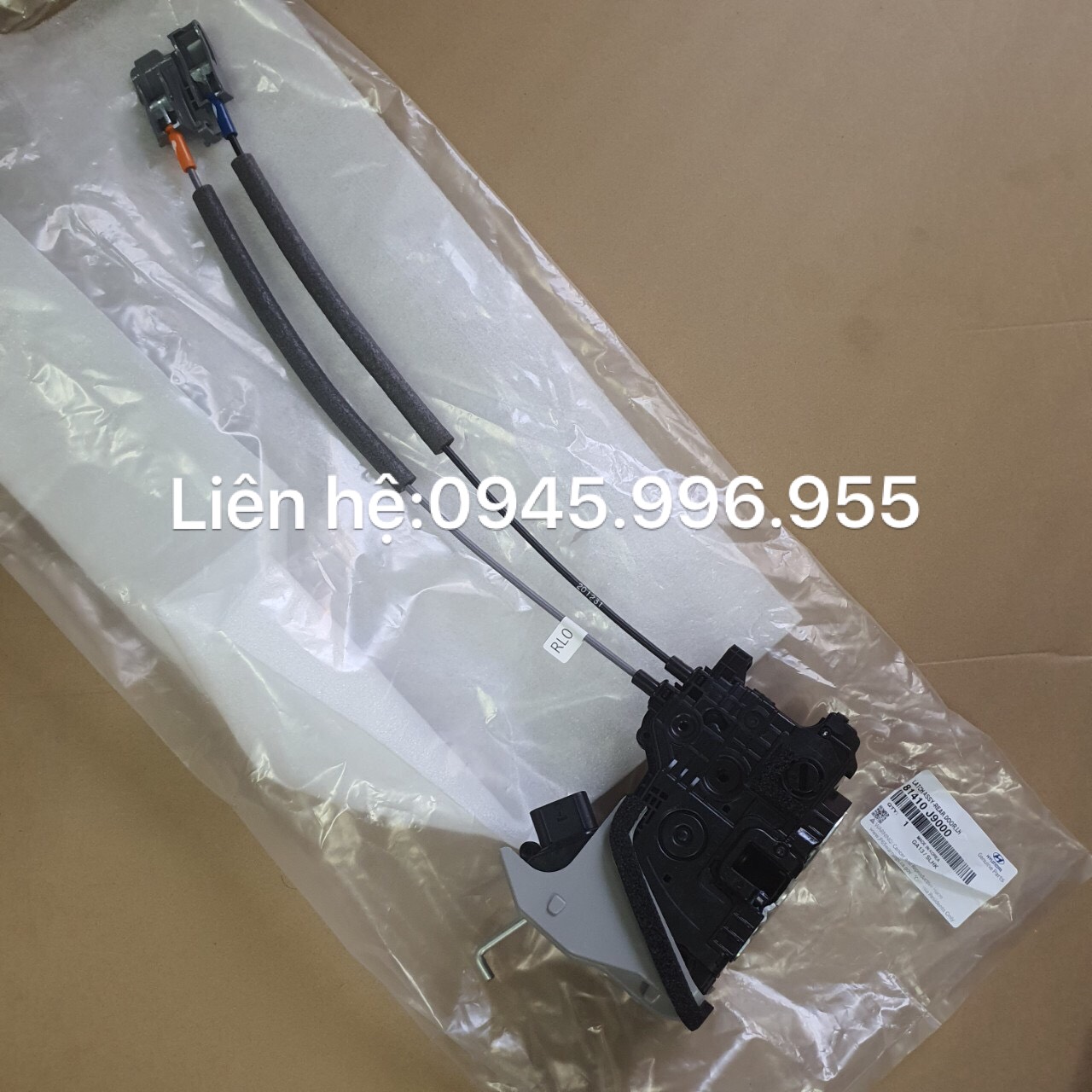 Cơ cấu khóa cửa sau trái Hyundai Kona 81410J9100,81410J9000