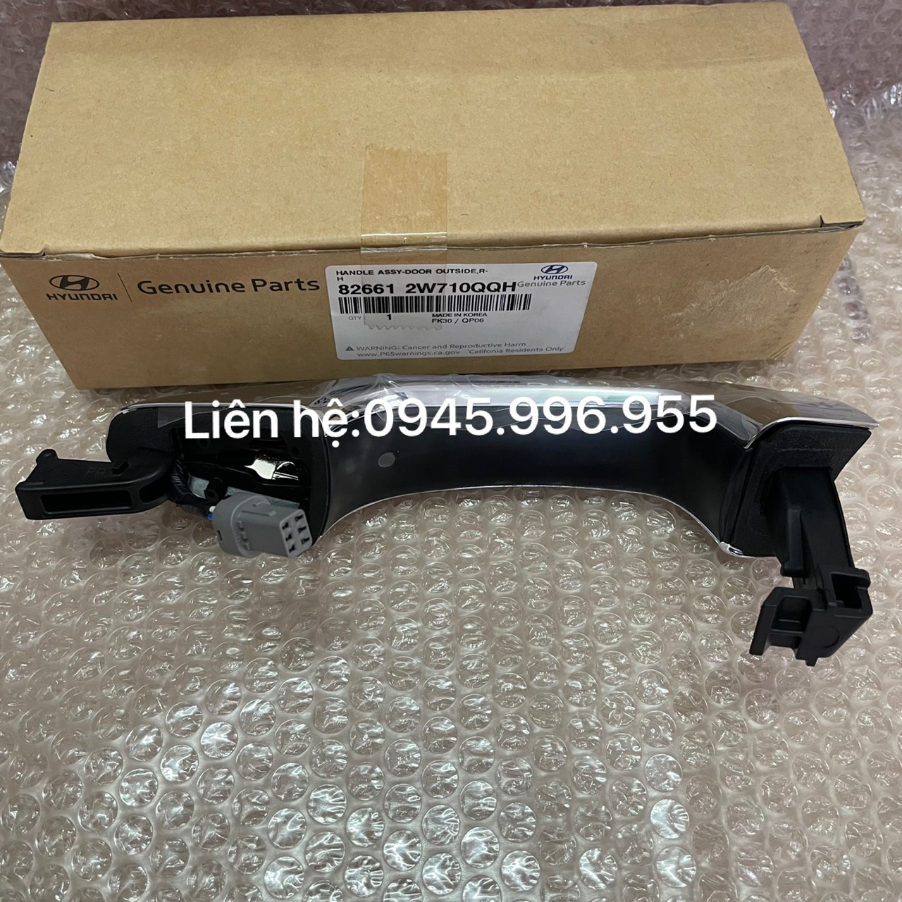Tay mở cửa ngoài trước phải Hyundai Santafe 2013-2017 826612W710