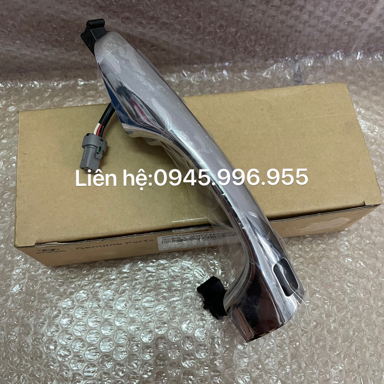 Tay mở cửa ngoài trước phải Hyundai Santafe 2013-2017 826612W710