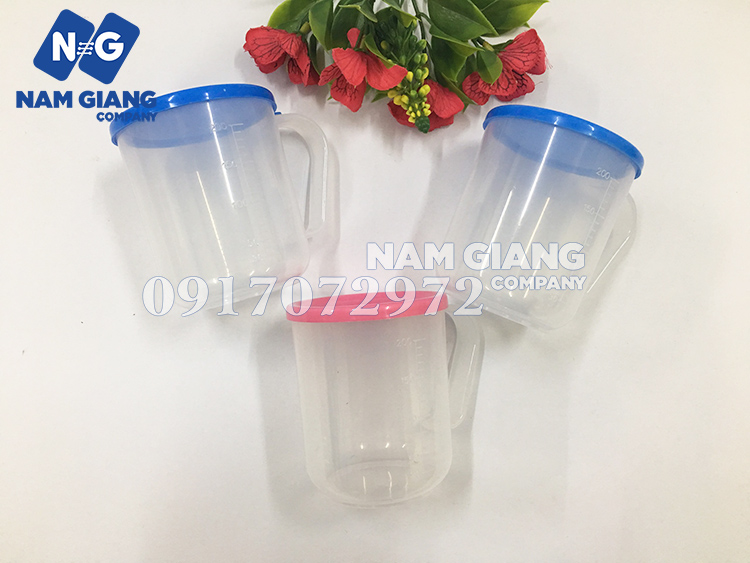 ca-nhua-co-vach-chia-240-ml