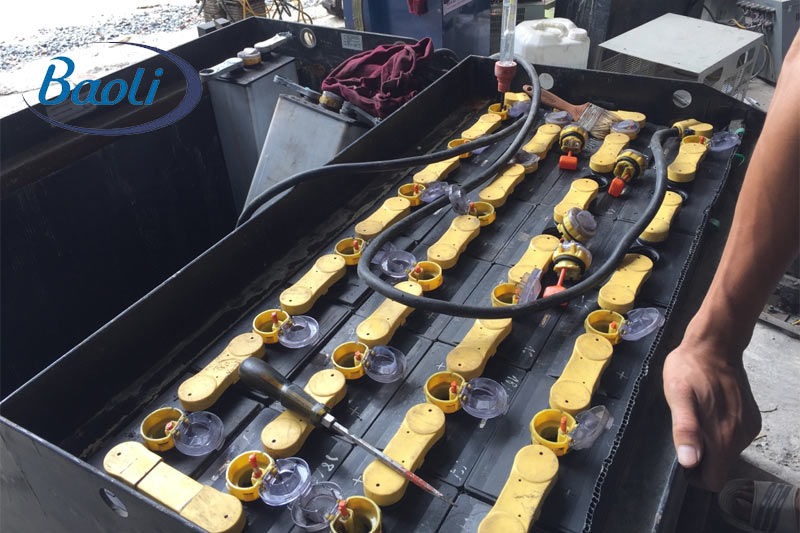 Bổ sung nước cất cho ắc quy xe nâng