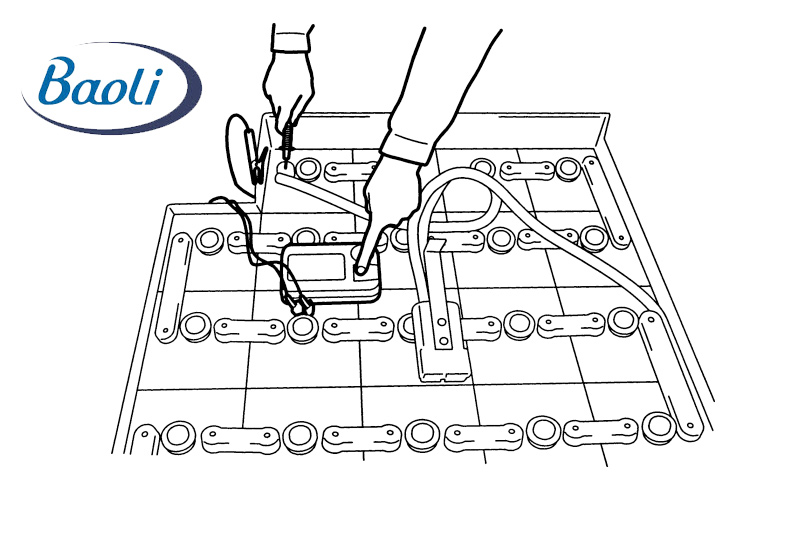 Kiểm tra điện trở trên ắc quy xe nâng