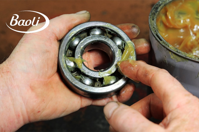 Tra mỡ ổ bi bánh xe định kỳ mỗi 1200 giờ hoạt động