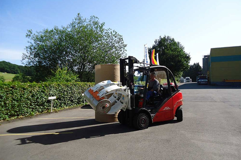 Xe nâng kẹp giấy