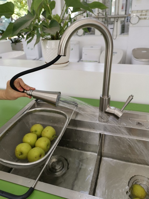 vòi rửa bát dây rút