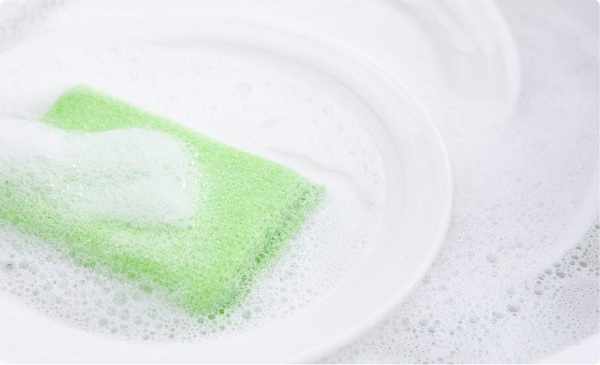 rửa bát với nước nóng