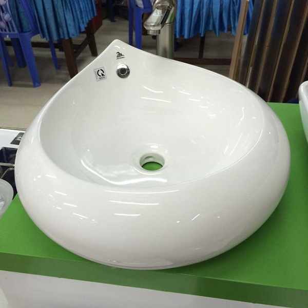 lavabo sứ đặt bàn đá