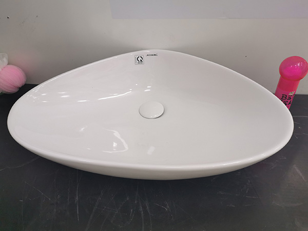 chậu sứ đặt bàn đá