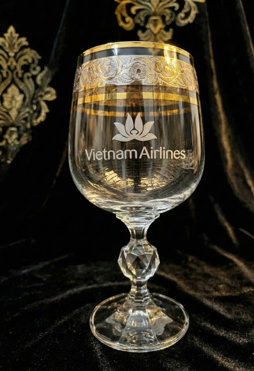 Ly vang pha lê mạ vàng cao cấp khắc logo Vietnam Airlines phun cát sắc nét.