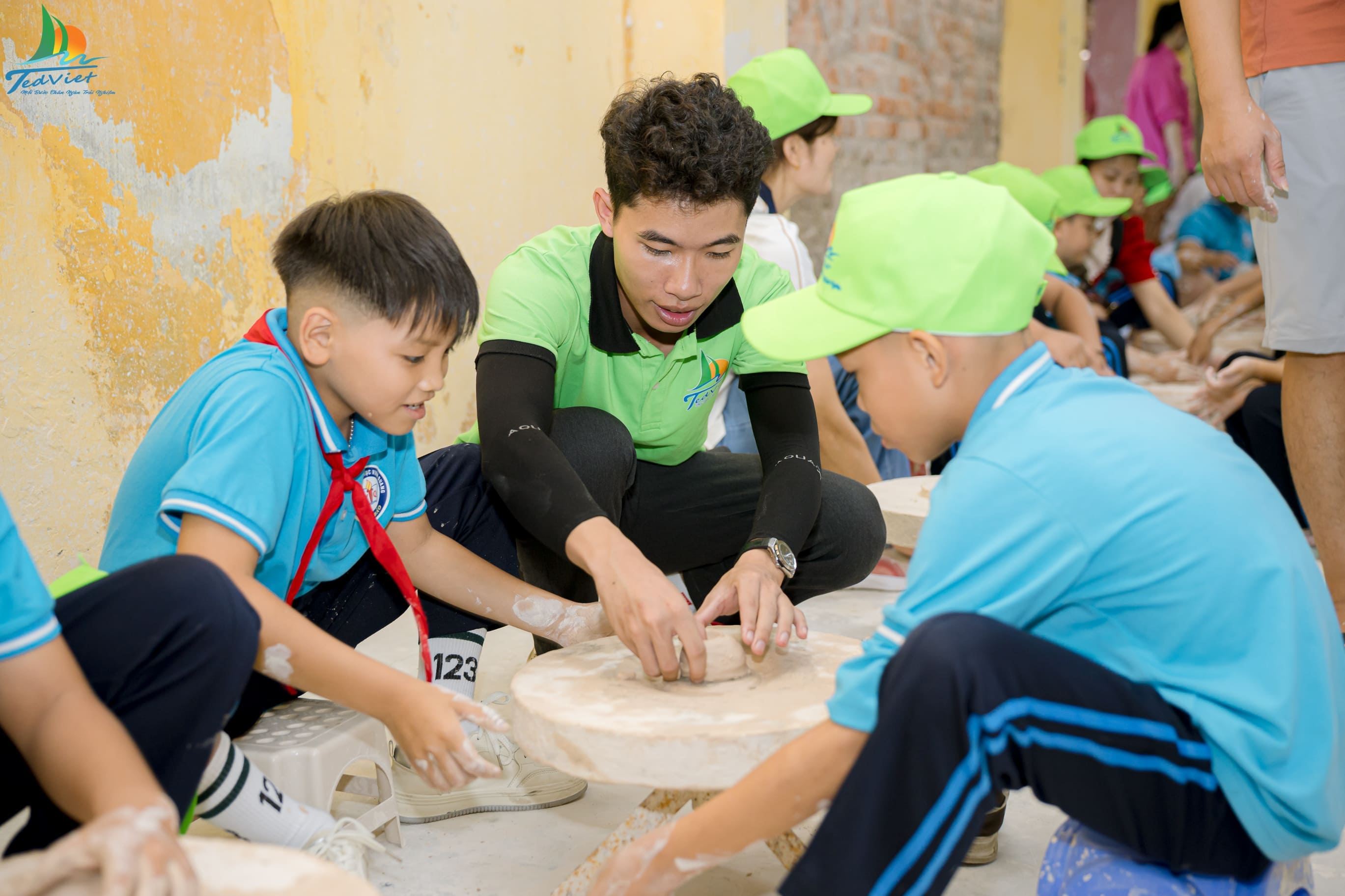 Cùng xắn tay trải nghiệm làm gốm cực vui