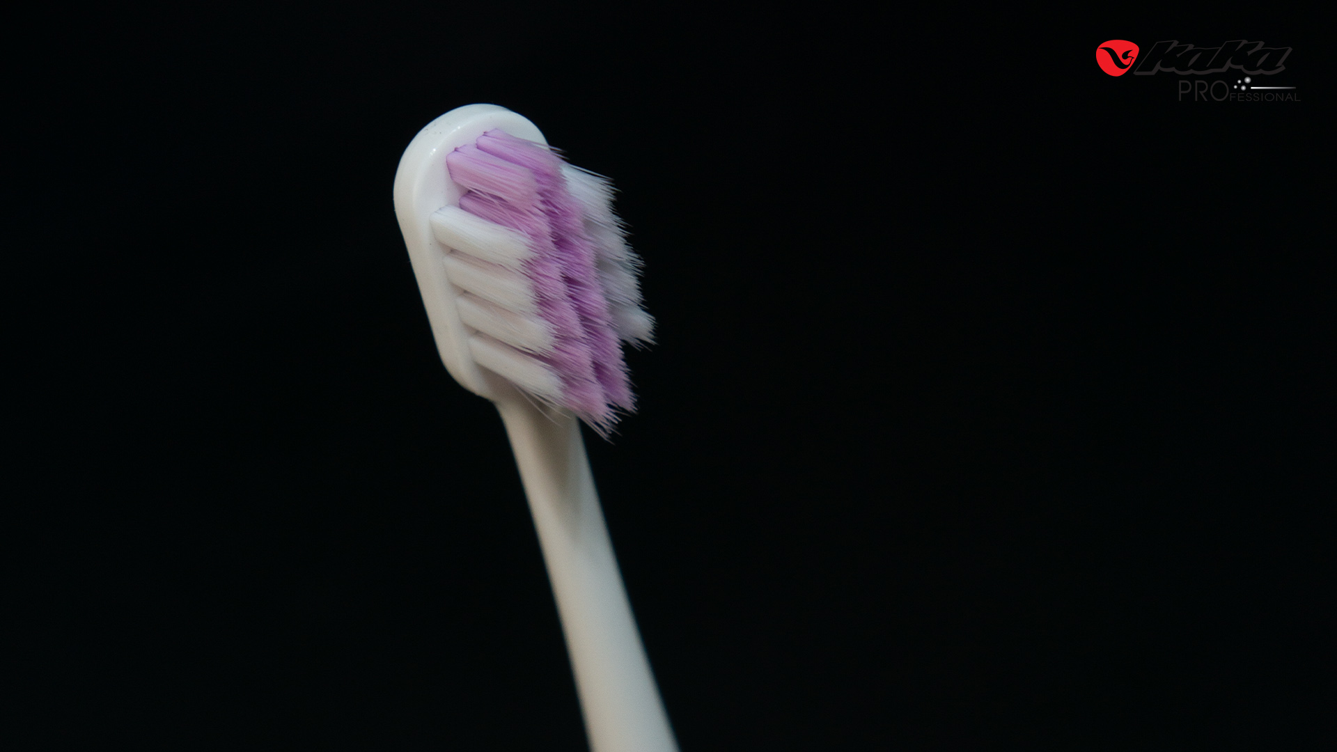 Đầu bàn chải nhỏ dễ dàng len lỏi tới những vùng khó tiếp cận