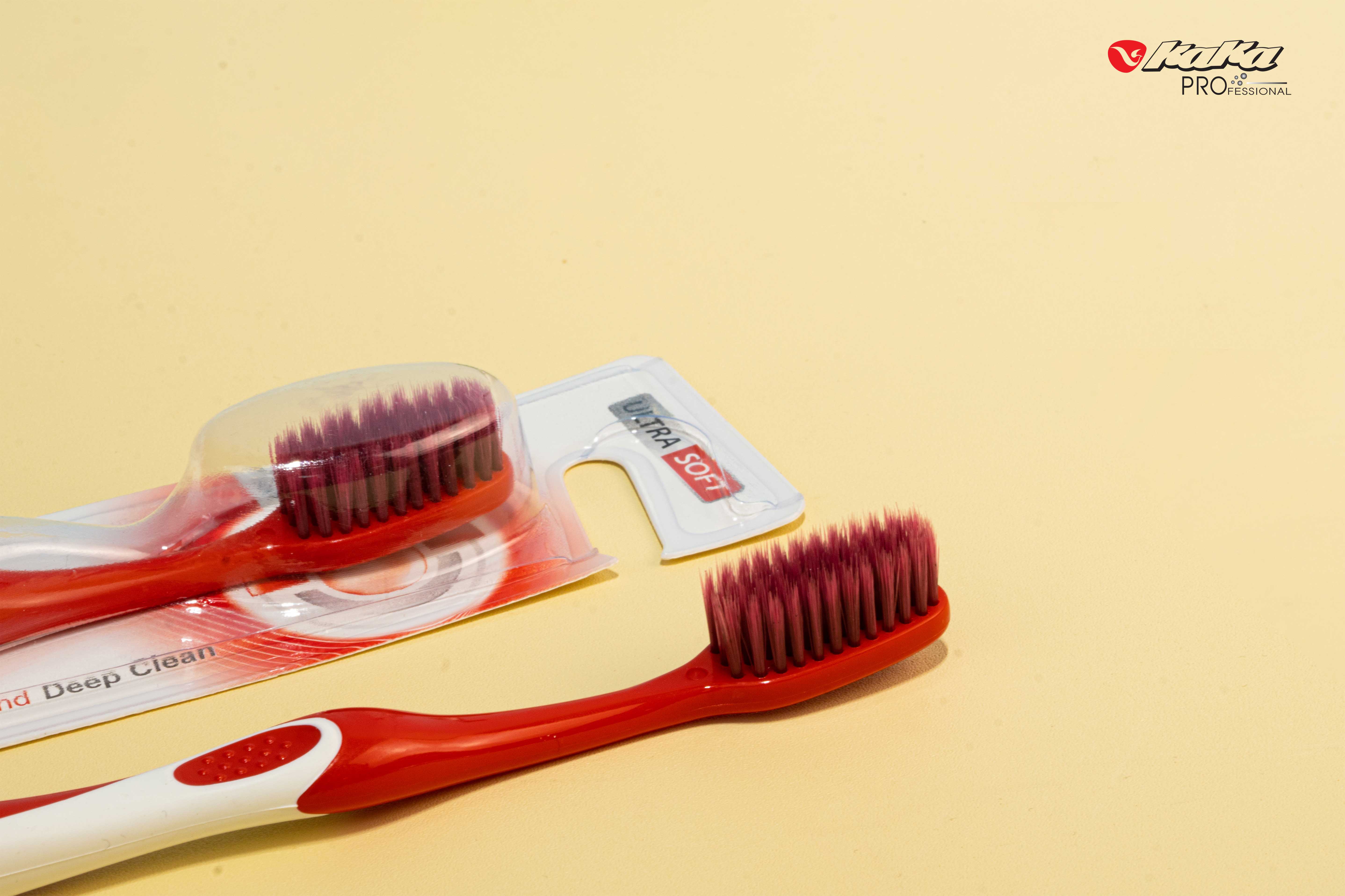 Dùng bàn chải lông mềm KaKa giúp giảm tình trạng đen chân răng