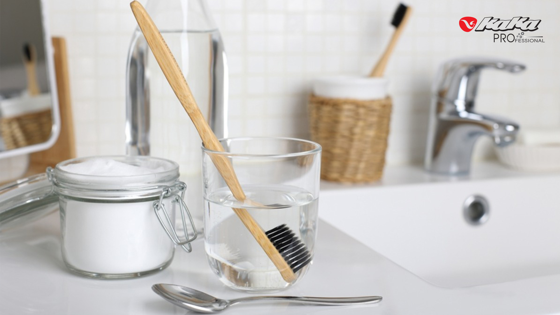 Ngâm bàn chải với nước muối loãng để khử khuẩn