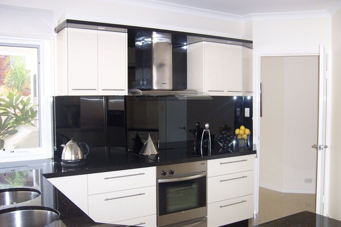 Mẫu đá hoa cương màu đen ở nhà bếp