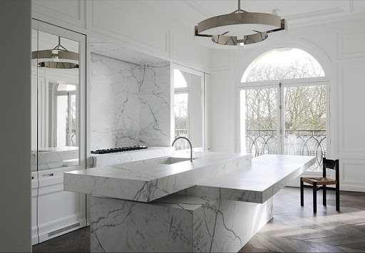 Đá marble có độ cứng cao nên thường được sử dụng làm sàn bếp