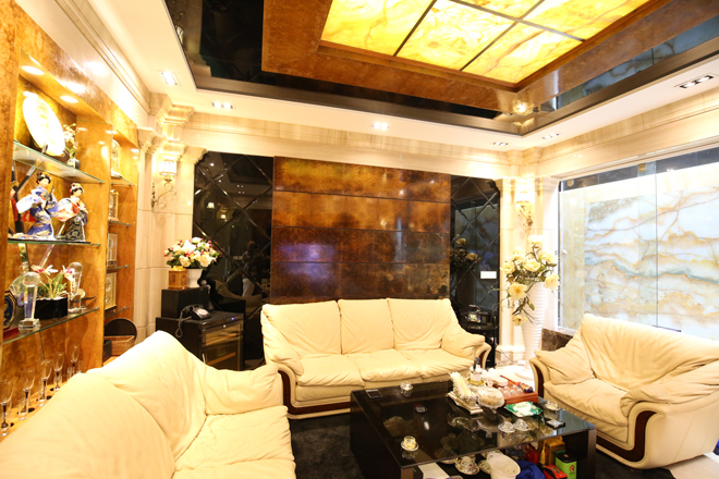 đá marble vàng trang trí phòng khách 