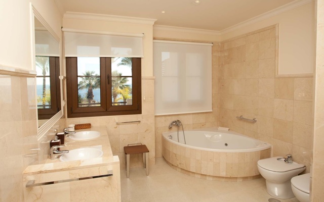 Phòng tắm được ốp bằng đá marble vàng