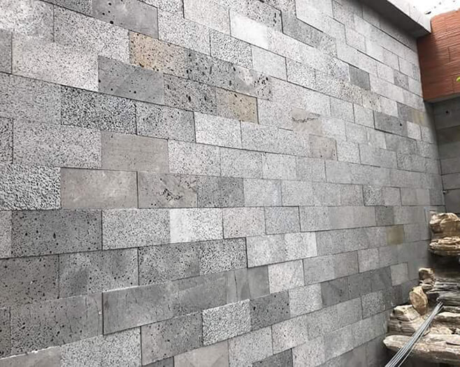 Sử dụng đá tư nhiên để ốp tường là sự lựa chọn hoàn toàn chính xác