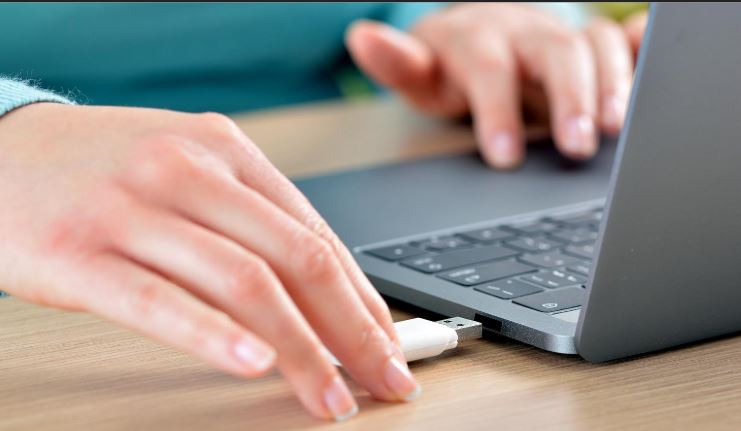 USB có bị hỏng không khi bị rút
