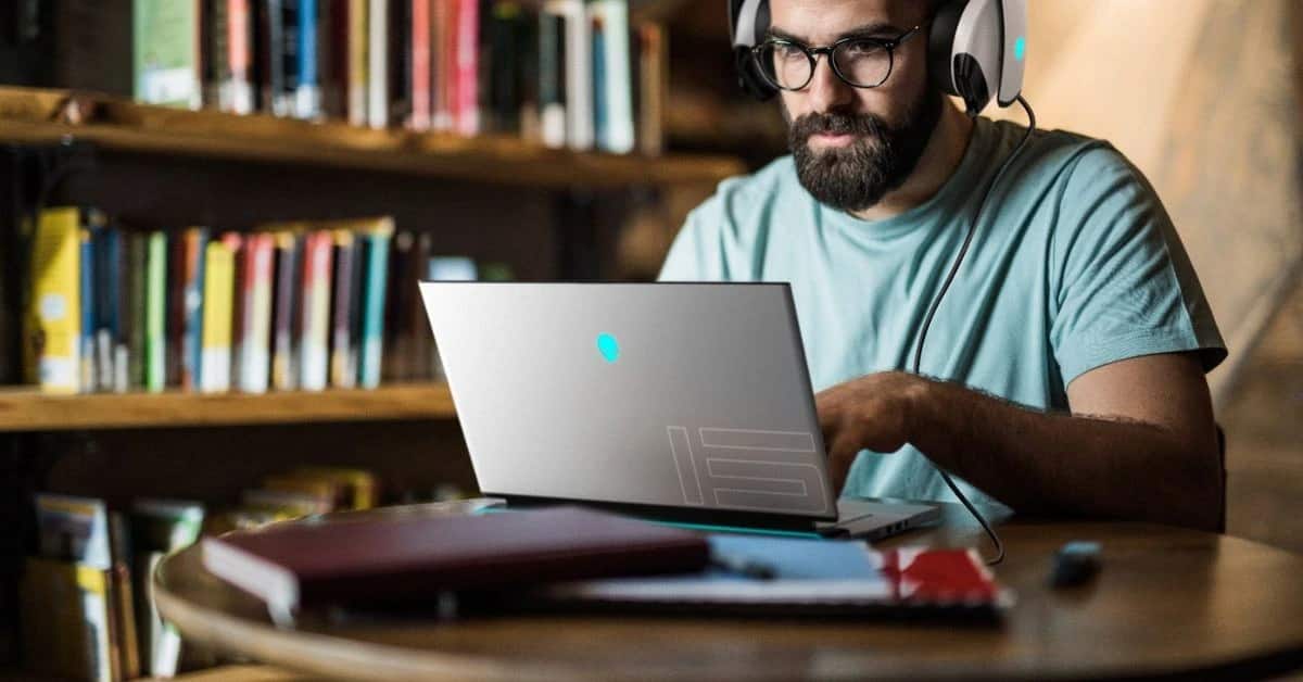 Alienware m15 được trang bị đầy đủ các cổng kết nối hiện đại