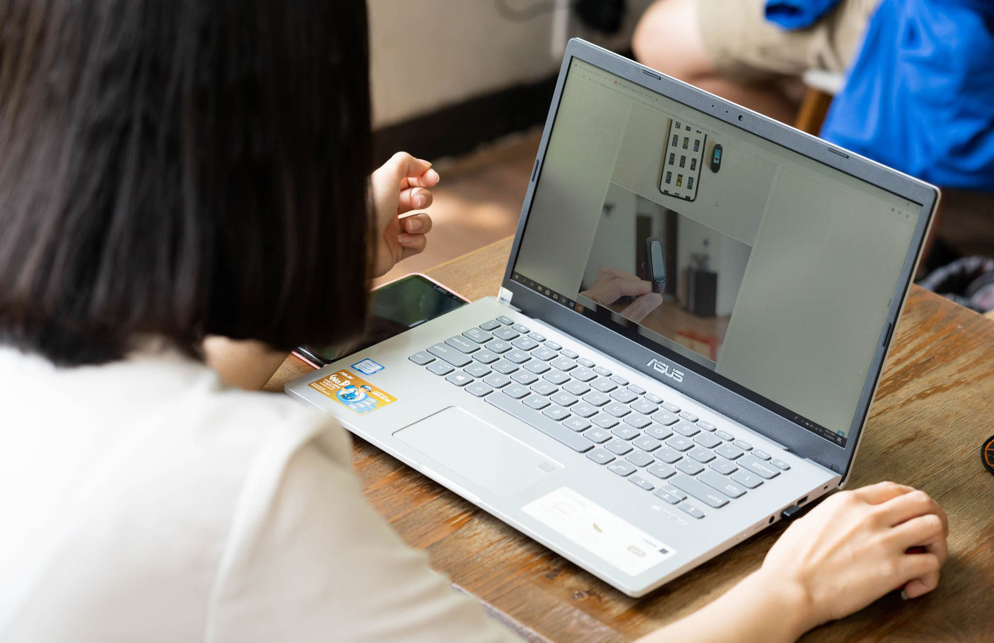 Màn hình vớ góc nhìn rộng và công nghệ cống chói