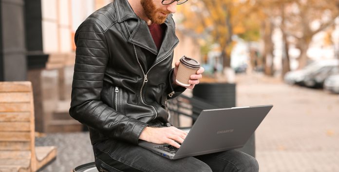 Hệ thống tản nhiệt mát mẻ giúp sử dụng nhiều giờ không sợ bị nóng máy