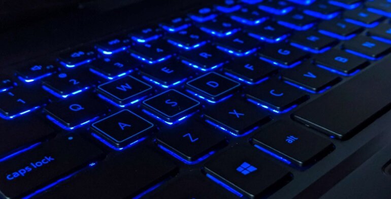 Bàn phím số thuận tiện và touchpad mịn mượt
