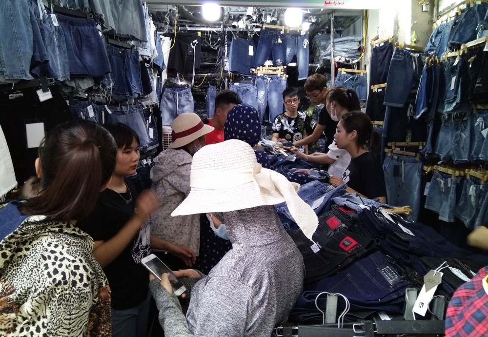 chủ quầy quần áo