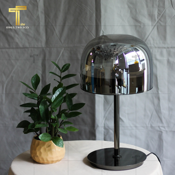 Đèn bàn DB2003 thiết kế sang trọng với phần chóa chụp bằng thủy tinh