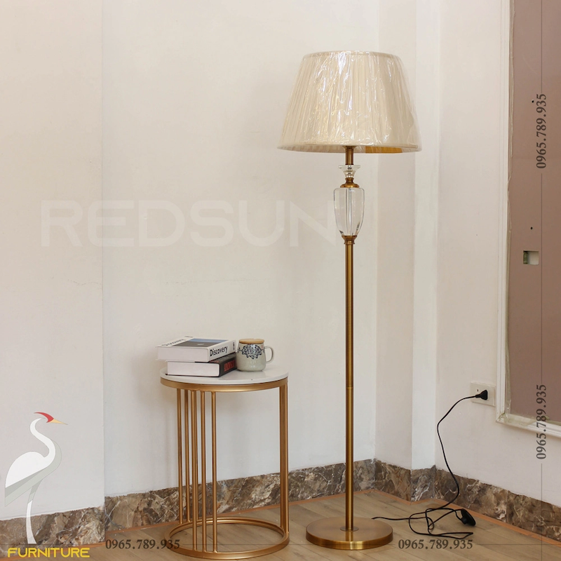 Mẫu đèn đứng phòng khách đơn giản mà sang trọng