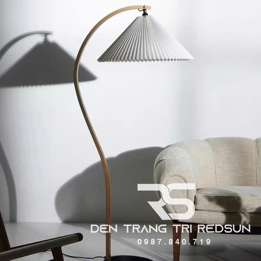 Mẫu đèn góc sofa thân gỗ sồi đế gang