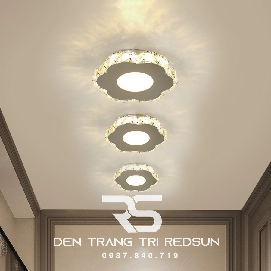 Mẫu đèn mâm ốp trần này phù hợp với nhiều không gian khác nhau