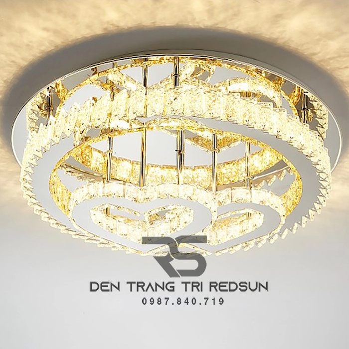 Mẫu đèn pha lê tròn hiện đại mang đến cảm giác tươi mới cho không gian