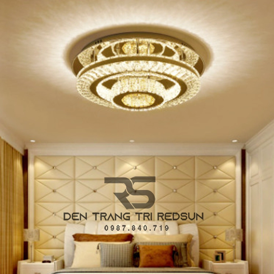 Đèn pha lê tròn mang lại sự sang trọng cho tổng thể không gian