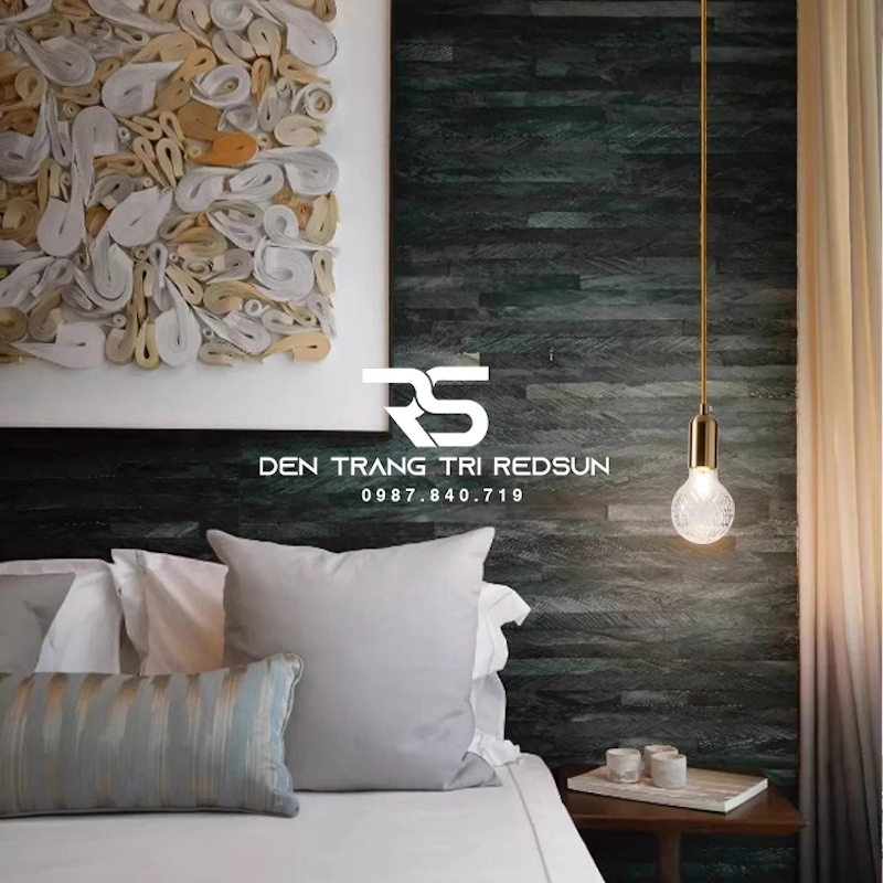 Đèn thả đầu giường giúp không gian phòng ngủ thêm gần gũi