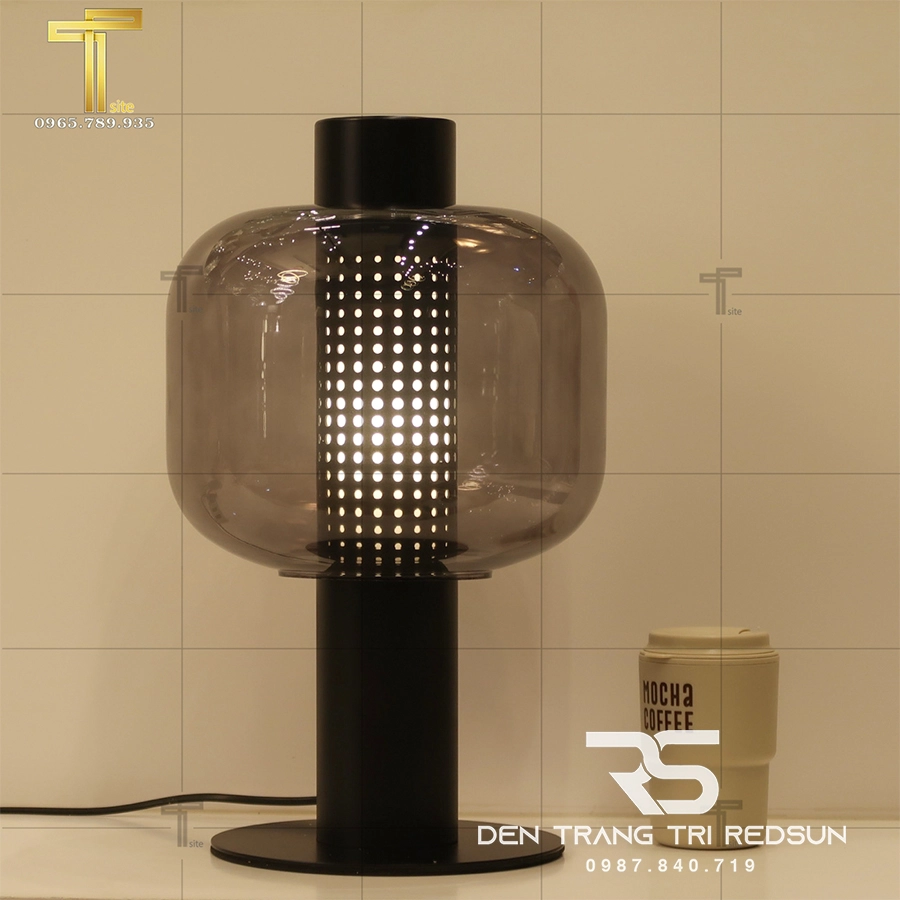Đèn bàn với khung hợp kim sơn tĩnh điện màu đen, chao thuỷ tinh