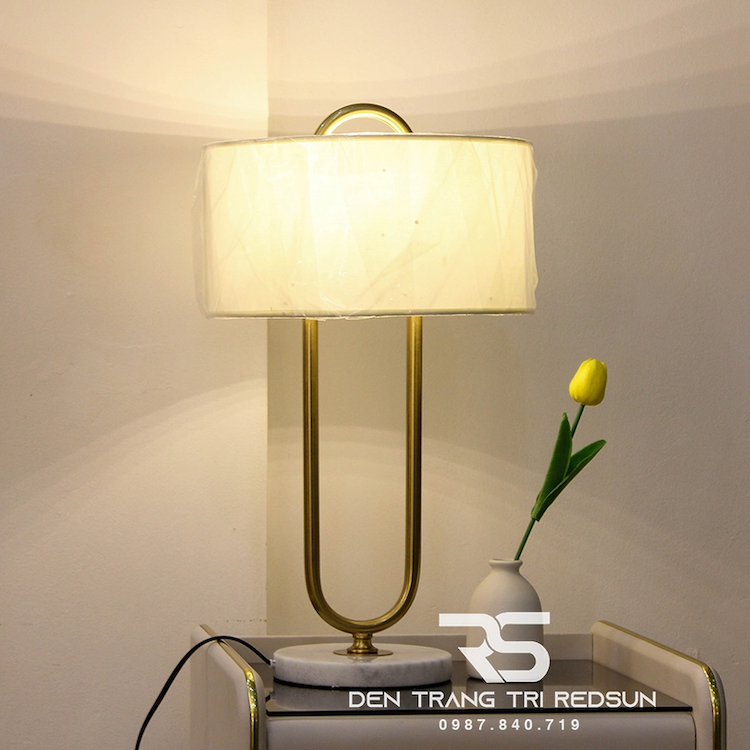 Đèn trang trí để bàn phù hợp cho không gian phòng ngủ